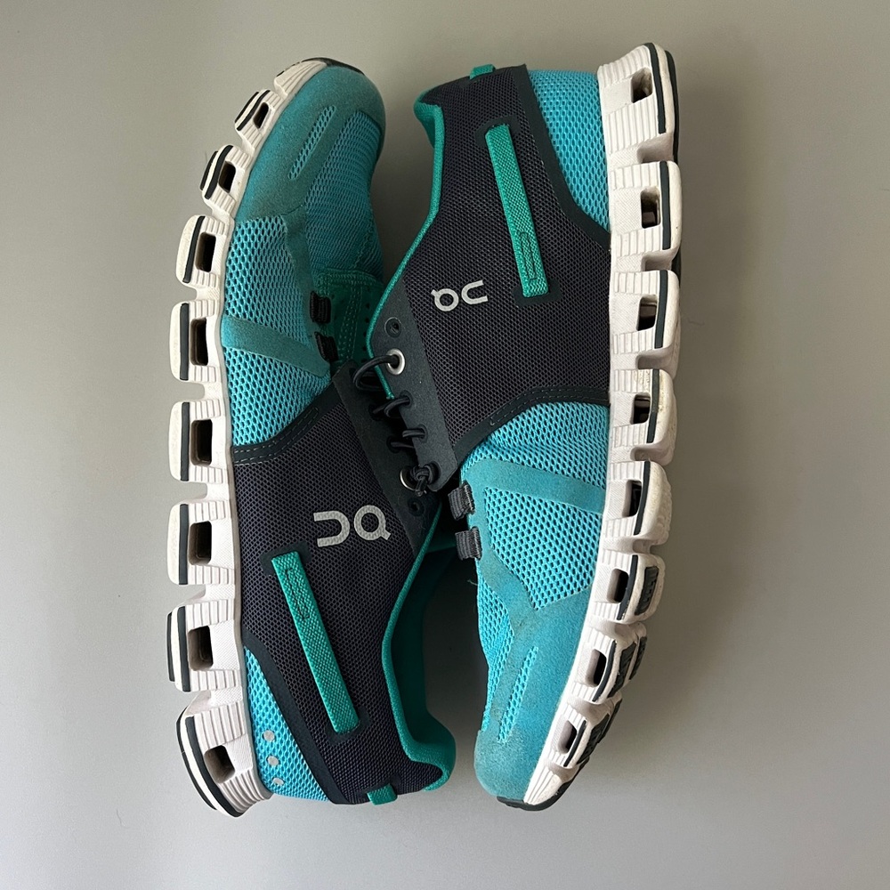 On cloud women's running shoes size 7, blue and teal